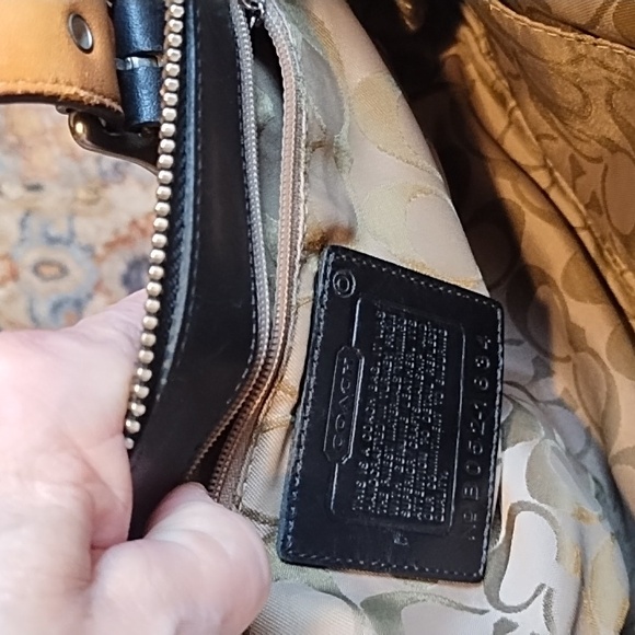 Coach purse in VGC. Black. - Picture 6 of 12